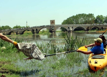 Tunca Nehri'nde kanoyla temizlik yaptılar