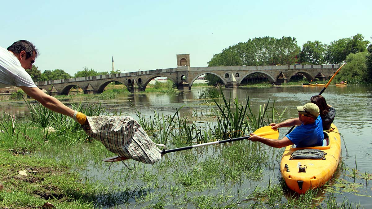 Tunca Nehri'nde kanoyla temizlik yaptılar