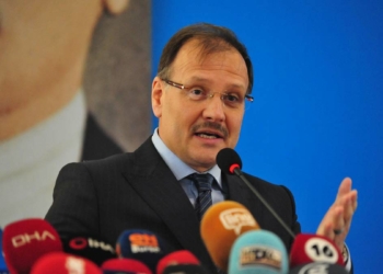 'Türkiye'de büyük bir tiyatro oynanıyor'