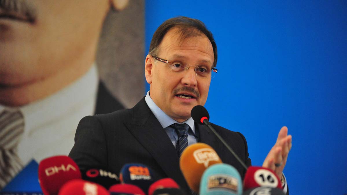 'Türkiye'de büyük bir tiyatro oynanıyor'