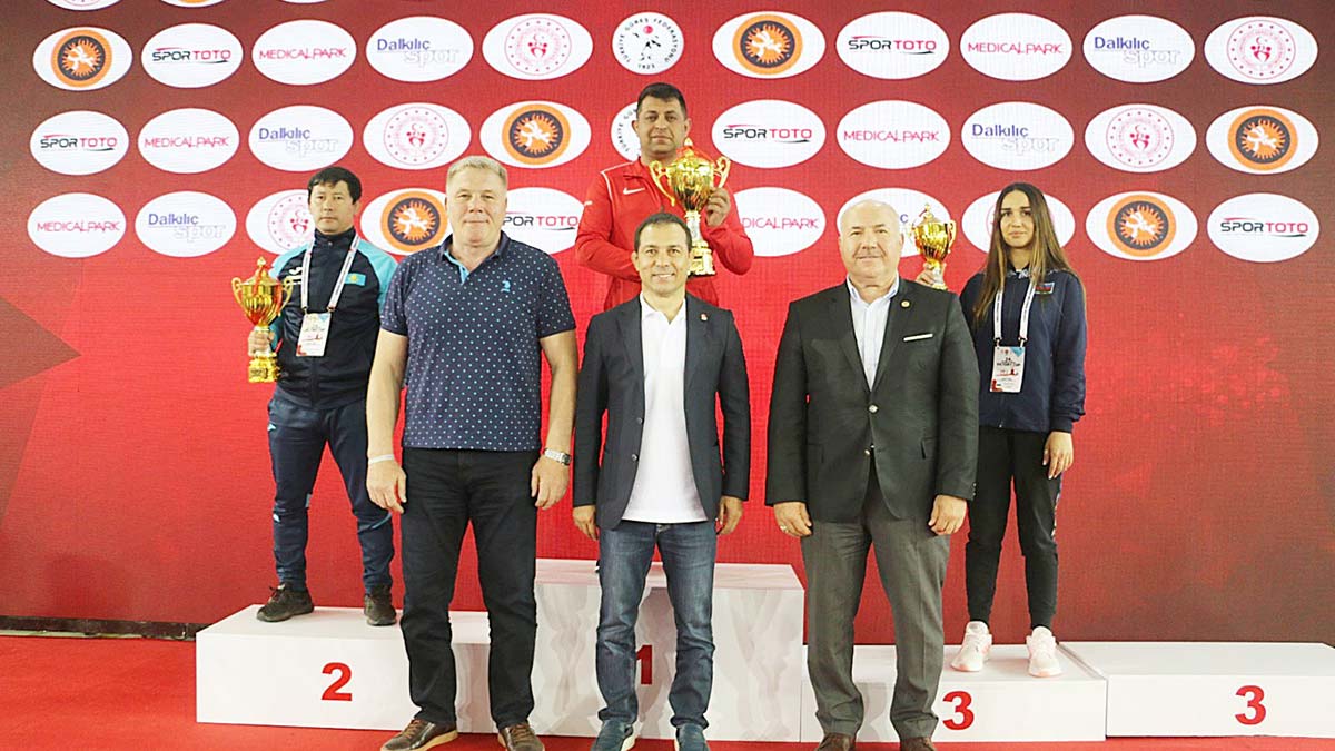 U17 Kadın Güreş Milli Takımı'ndan şampiyonluk