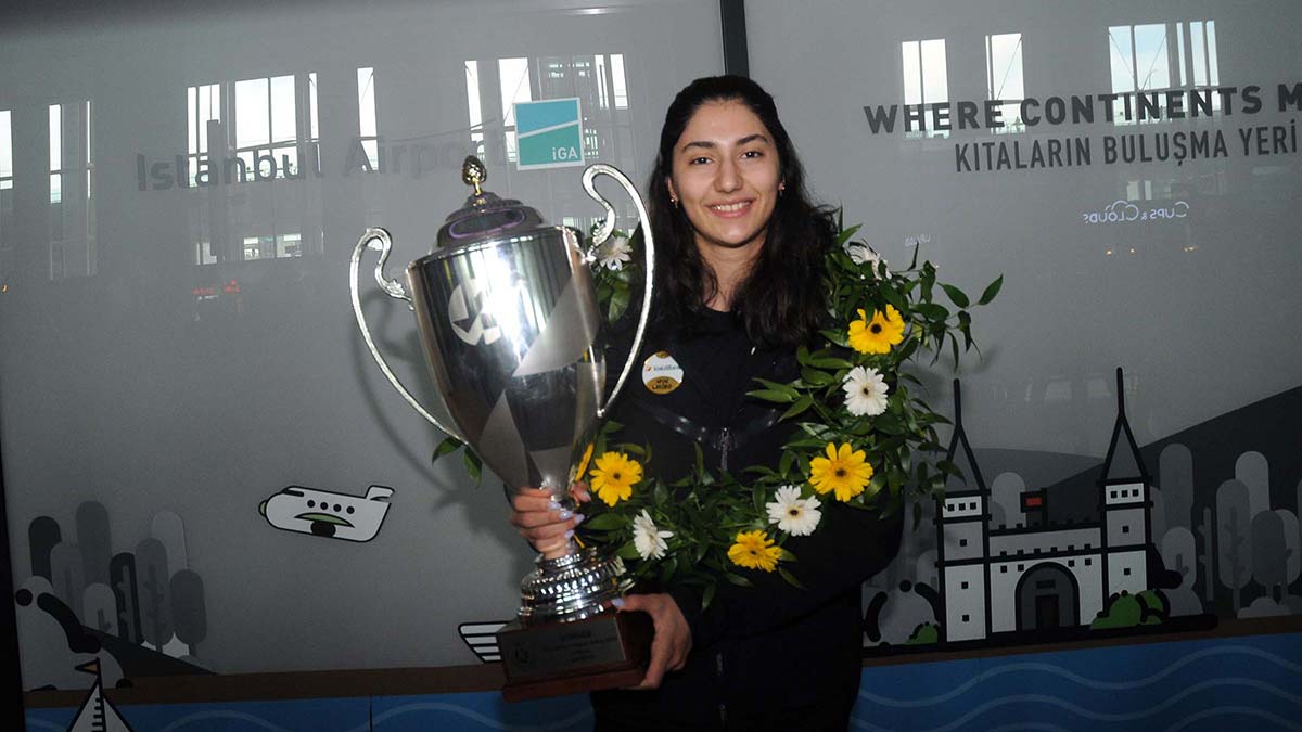 Ülkemize kupa ile döndüğümüz için gururluyuz