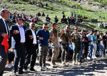Uludere’de uçurtma şenliği; askerler halay çekti
