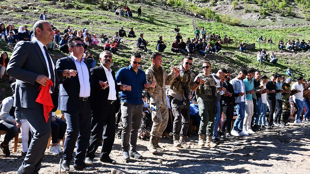 Uludere’de uçurtma şenliği; askerler halay çekti