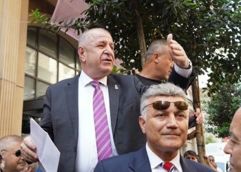 Ümit Özdağ'dan İstanbul Barosu önünde açıklama