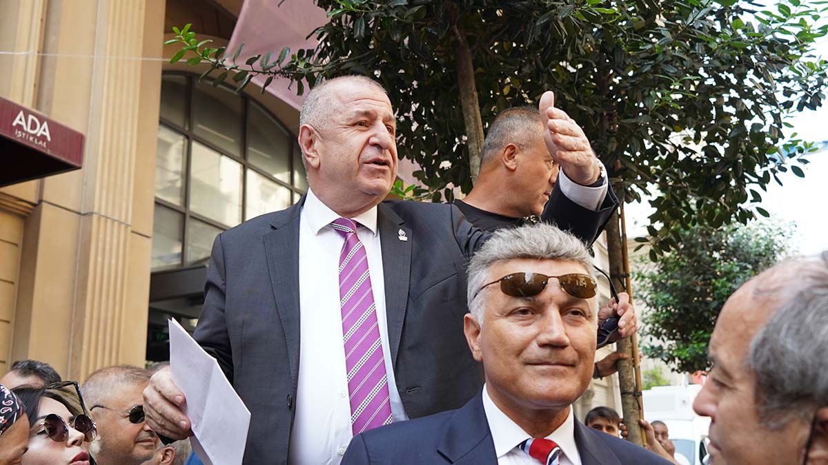 Ümit Özdağ'dan İstanbul Barosu önünde açıklama