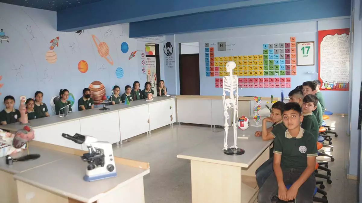 Umut nayir, bir okula fen laboratuvarı kurdu