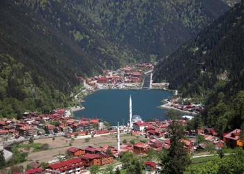 Uzungöl'ü çevreleyen kaçak yapılar yıkılıyor