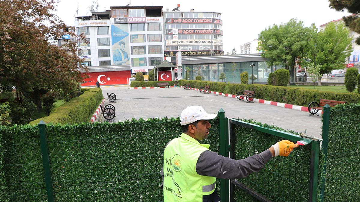 Van'da, valilik önündeki bariyerler kaldırıldı
