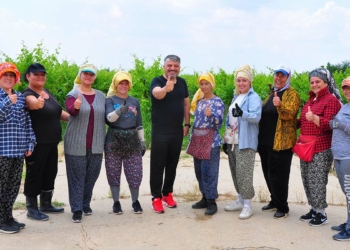 Veliler gündüz bağda çalışıp akşam futbol oynuyor