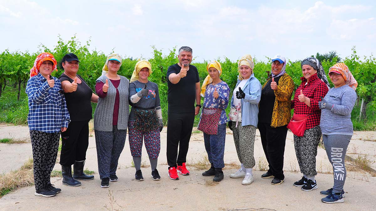 Veliler gündüz bağda çalışıp akşam futbol oynuyor