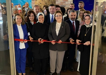 Yanık, 'Gözümden Gönlümden' resim sergisini açtı