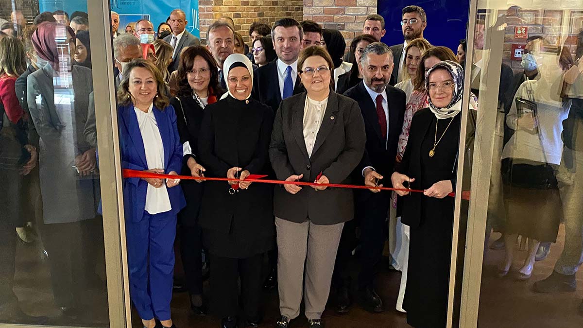 Yanık, 'Gözümden Gönlümden' resim sergisini açtı