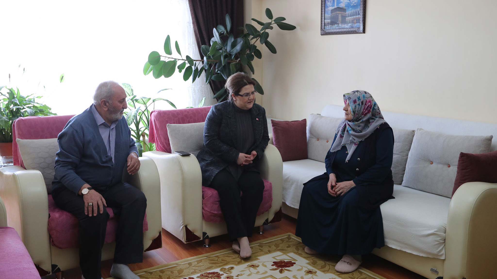 Yanık'tan, şehit Özgür Gençer'in annesine ziyaret