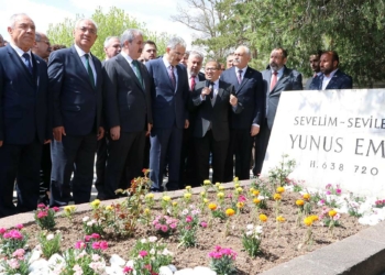 Yunus Emre kabri başında anıldı