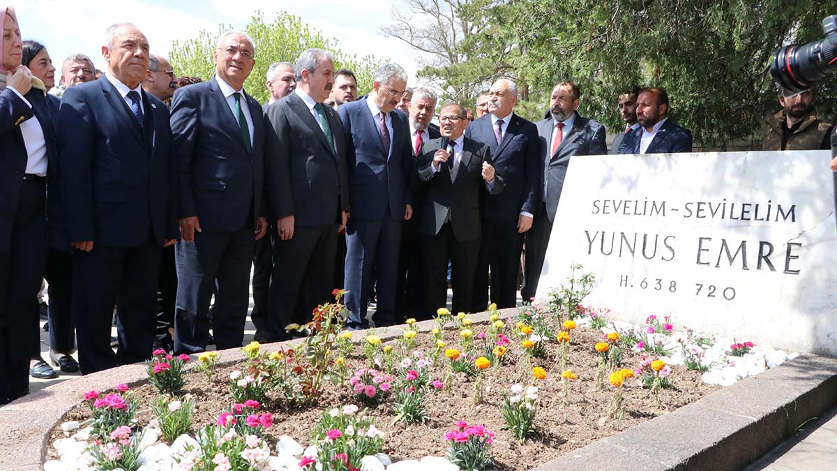 Yunus Emre kabri başında anıldı