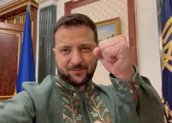 Zelenski, Vışıvanka Günü'ne özel gömlek giydi