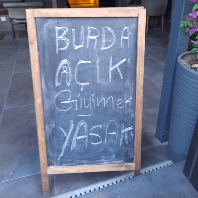 Kocaeli’nin Başiskele ilçesinde girişinde 'Burada açık giyinmek yasak’ yazısı bulunan kafeye şortla giren genç kız, görevli bir personel tarafından dışarı çıkartıldı.