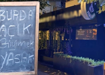 Açık giyinmek yasak yazısı bulunan kafeye şortla girdi kovuldu
