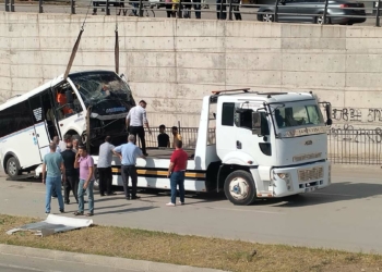 Yolcu minibüsü alt geçide düştü