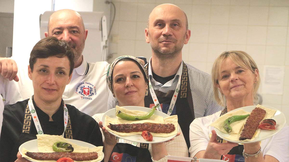 Adana’nın Yemek Mirası Projesi’ne dahil olan İtalyan şefler Adana'da kebap yapmayı öğrendi. Şefler, "Avrupa'da dönere 'kebap' deniyor" dedi.