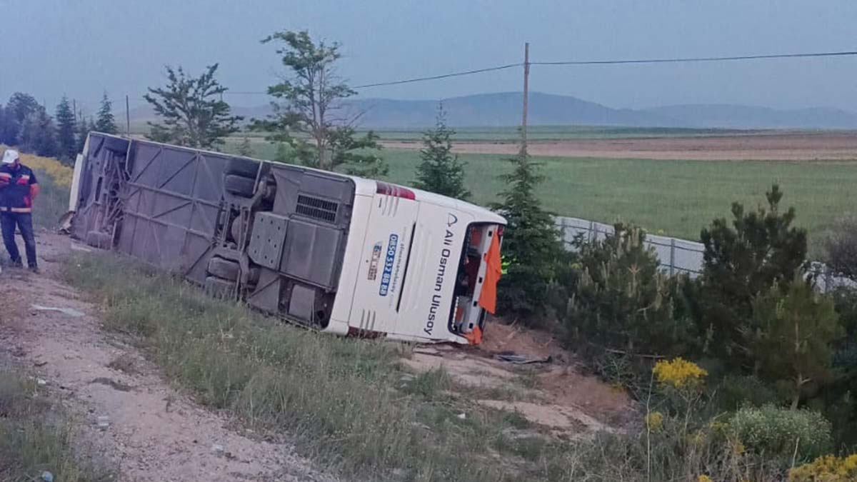 Afyonkarahisar'da yolcu otobüsü devrildi