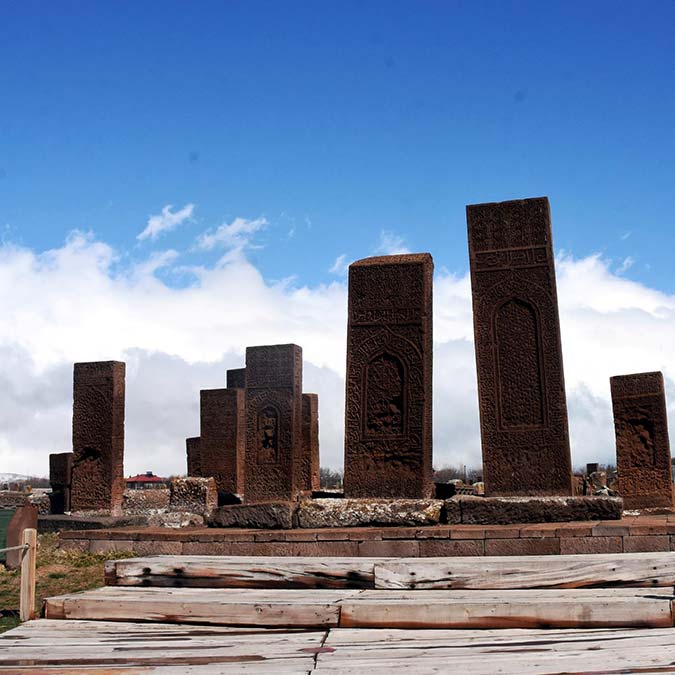 Ahlat Selçuklu Meydan Mezarlığı tarihe ışık tutuyor