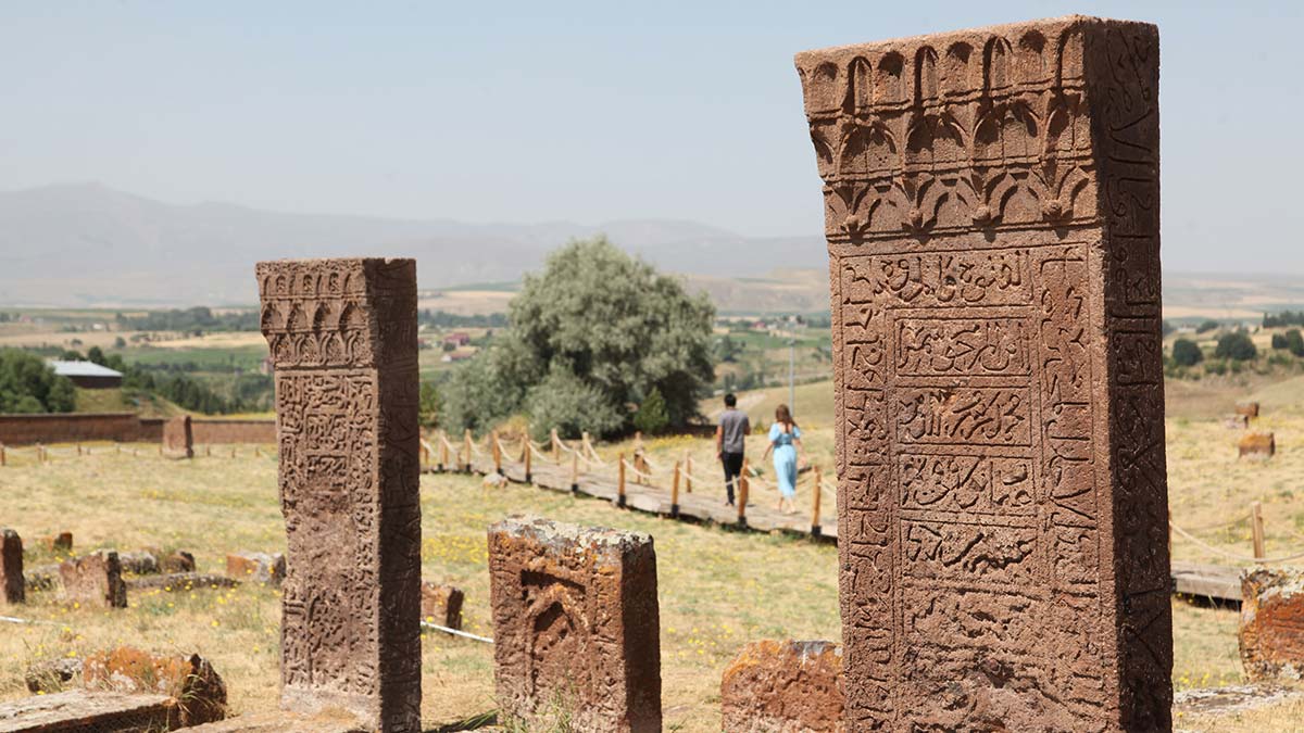 Bitlis’in Ahlat ilçesinde bulunan ve dünyanın en büyük Türk-İslam Mezarlığı konumunda olan Ahlat Selçuklu Meydan Mezarlığı'ndaki taşlar tarihe ışık tutuyor.