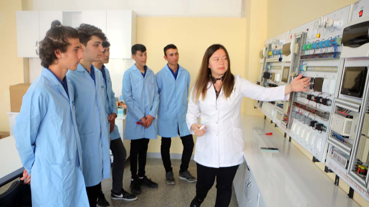 Tokat Mesleki ve Teknik Anadolu Lisesi'nde kurulan 'Akıllı Ev Sistemleri Laboratuvarı' ile öğrencilere akıllı ev sistemlerini kurma ile ilgili bilgi ve becerilerin kazandırılması amaçlanıyor.