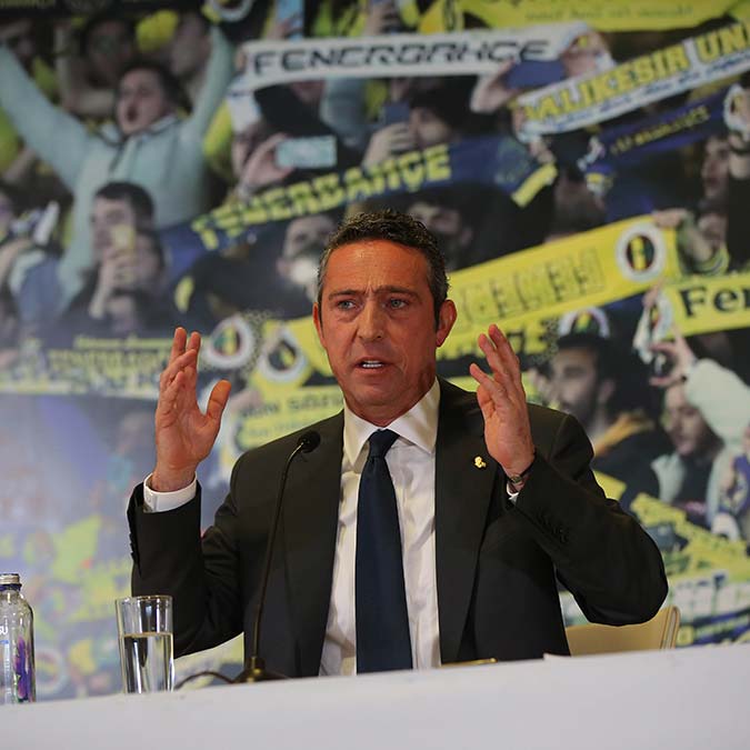 Fenerbahçe Kulübü Başkanı Ali Koç, “Bugün tüm gerçeklere rağmen 2010-11 şampiyonuyuz diyerek kendinizi kandırıyorsunuz. Size önerim tez zamanda bir an evvel camianızı gerçeklerle tanıştırın ve onları gerçeklere alıştırın” dedi.