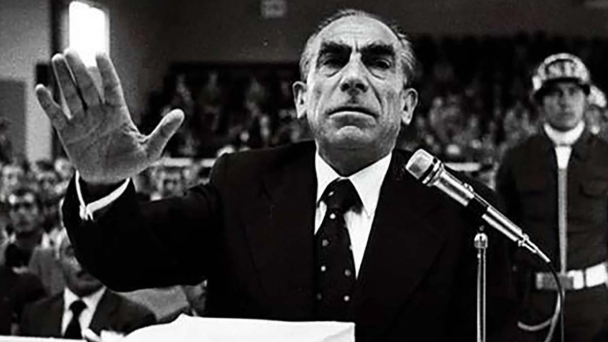 Türk'ün başbuğu Alparslan Türkeş, 4 Nisan 1997'de geçirdiği kalp krizi sonucu Ankara'da yaşama veda etmiştir. Kimilerimiz onu sevmese de iyi bir Türk Milliyetçisi ve iyi bir Türk Subayıdır.