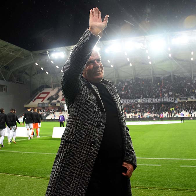 Spor Toto Süper Lig'e veda edip yönetimsiz kalan Altay'ın yeni başkanı Türk futbolunun ve siyah-beyazlı kulübün efsane ismi Mustafa Denizli oluyor.