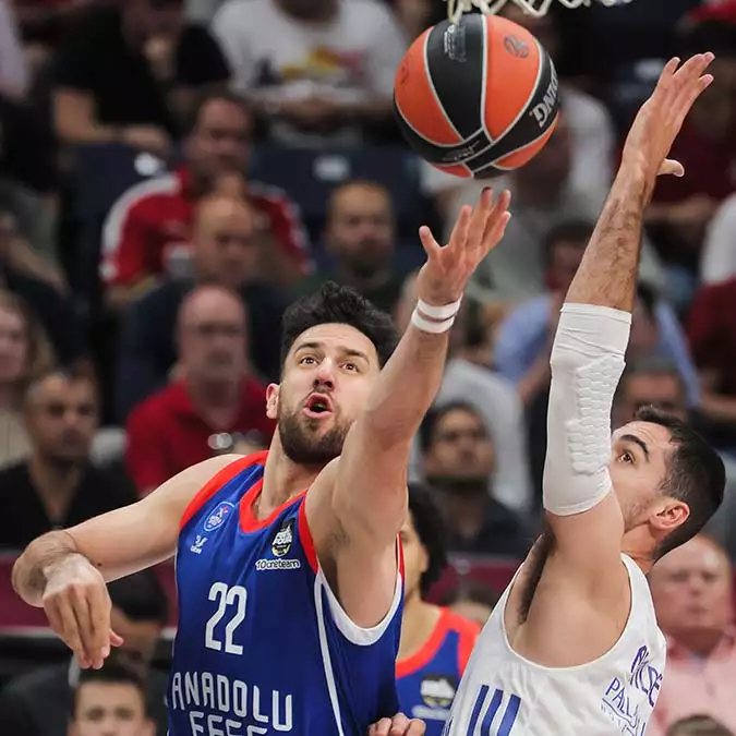 Avazım çıktığı kadar bağırıyorum. Mutluluktan havalara uçuyorum. Anadolu efes üstüste ikinci kez avrupa şampiyonu. Anadolu efes'in şampiyonluk hikayesi...