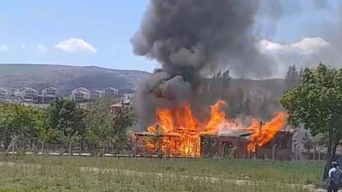 Ankara'da ahşap evde çıkan yangın söndürüldü