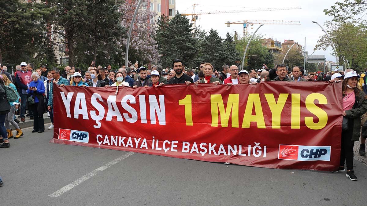 Ankara'da 1 mayıs emek ve dayanışma günü, anadolu meydanı'nda, 2 yıllık pandemi kısıtlamalarının ardından binlerce kişinin katılımıyla kutlandı.