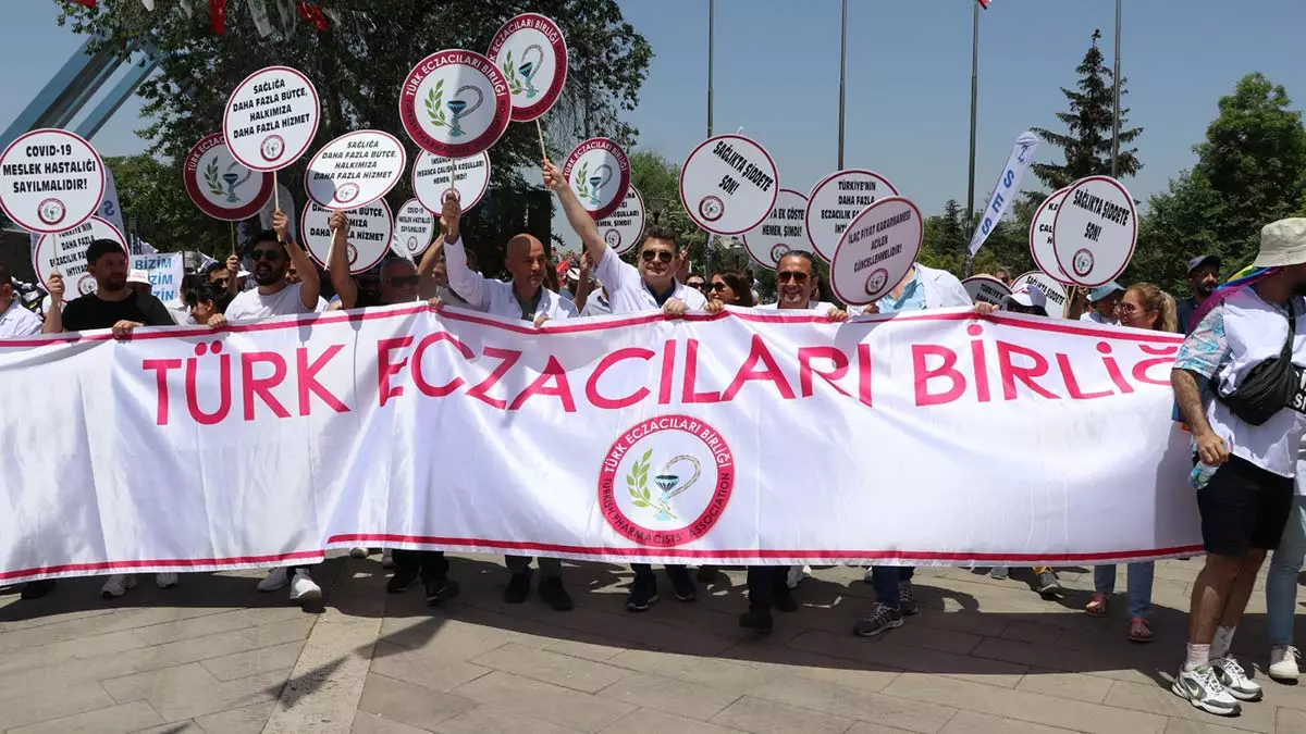 Ankara'da, türk tabipleri birliği'nin (ttb) çağrısıyla düzenlenen beyaz mitingde yaklaşık bin sağlık çalışanı bir araya geldi.