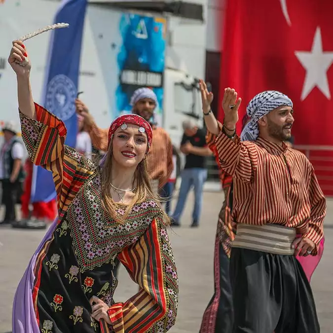 Antalya'da 19 mayıs atatürk'ü anma, gençlik ve spor bayramı kapsamında çeşitli etkinlikler düzenlenirken, coşkuyla kutlama yapıldı.  