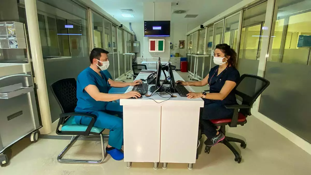 Antalya i̇l sağlık müdürü op. Dr. İsmail başıbüyük, kentte covid yoğun bakımlarında yatan hasta kalmadığını söyledi.