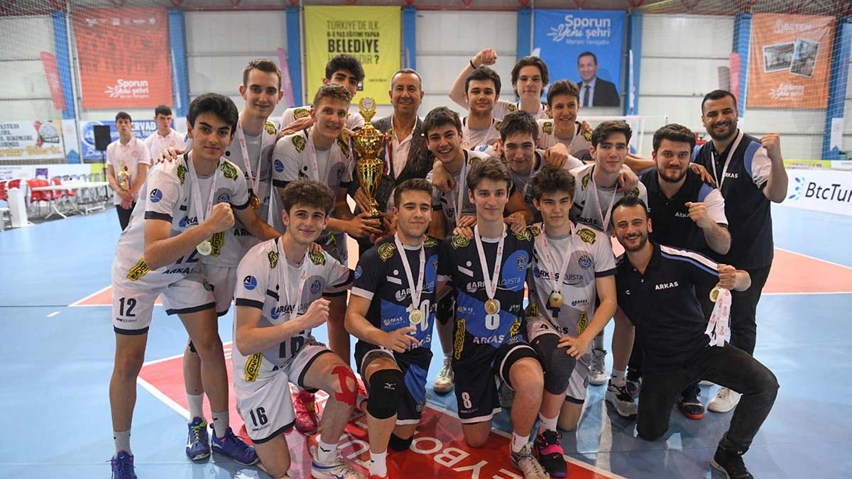 Arkas Spor'un erkek voleybol takımı şampiyon oldu