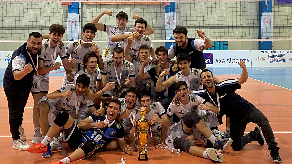 Arkas Spor'un erkek voleybol takımı şampiyon oldu