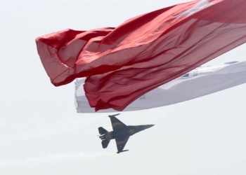 Atatürk Havalimanı'nda SOLOTÜRK gösterisi