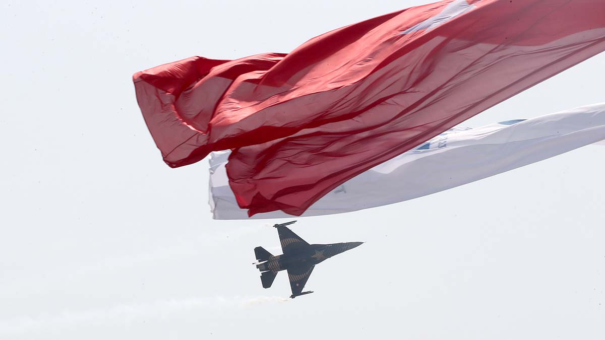 Atatürk Havalimanı'nda SOLOTÜRK gösterisi