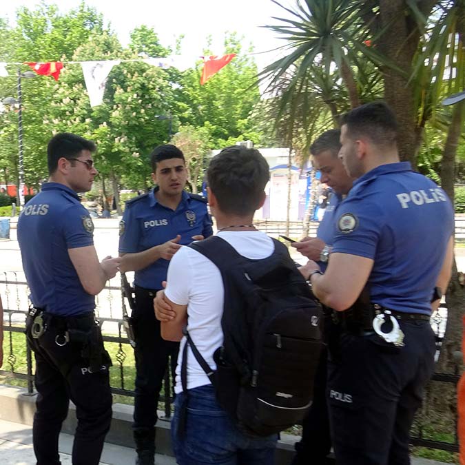 Avcılar'da billboardlardaki Atatürk posterlerini yırtanlar 2 genç tarafından engellendi. Olay, Merkez Mahallesi Havuz Meydanı'nda yaşandı.