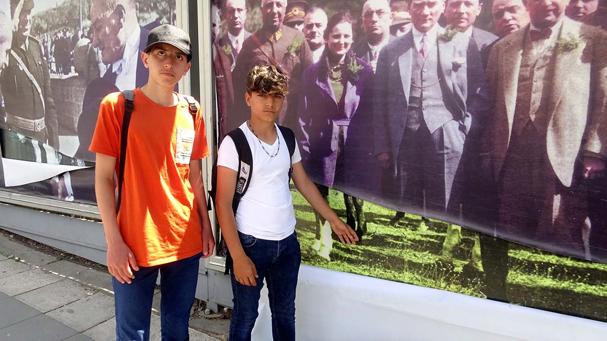 Atatürk posterlerini yırtanlar engellendi