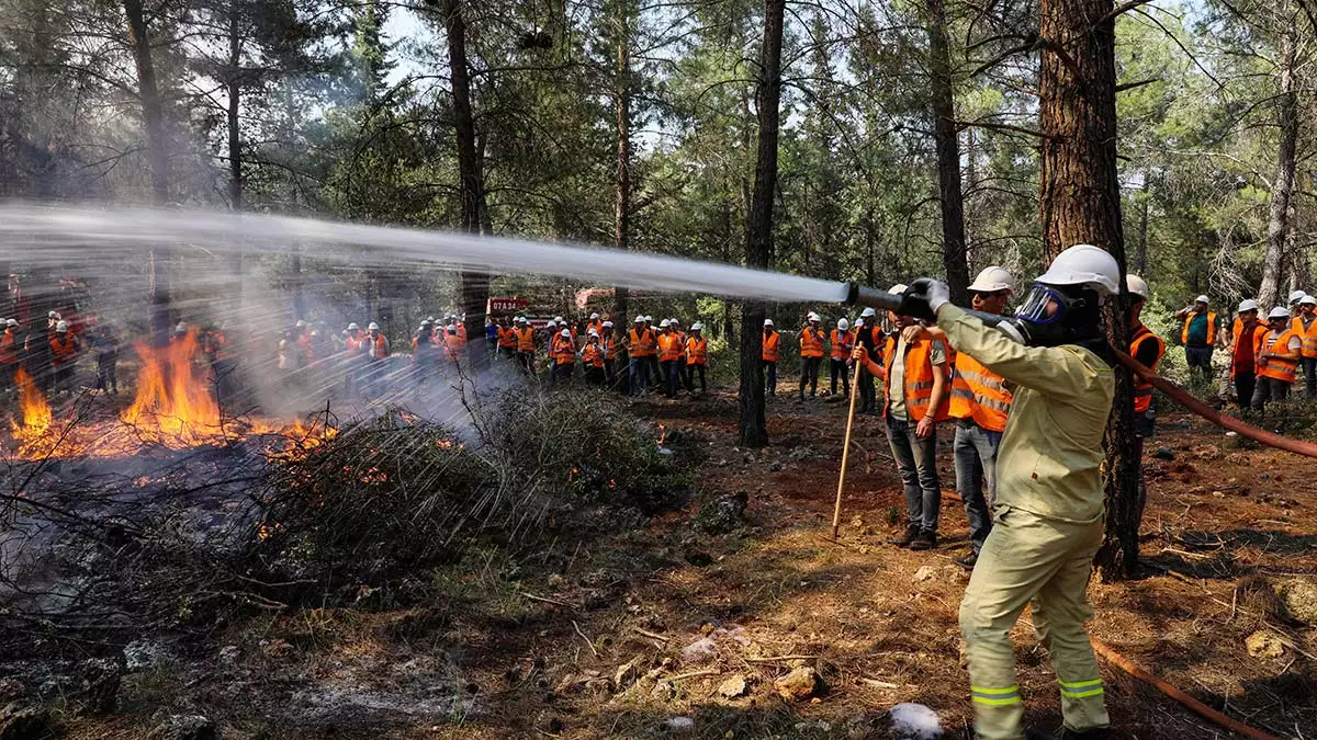 Antalya'da bulunan türkiye'nin tek ormancılık eğitim merkezi, orman genel müdürlüğü personelini yangın sezonuna hazırlıyor. Burada kendilerine 'ateş savaşçıları' diyen 2 bin işletme şefi, muhafaza memurları ve işçiler hem teorik hem de pratik eğitim görüyor.  