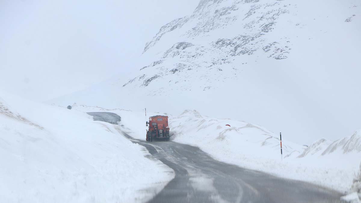 Bahçesaray'a mayıs ayında kar yağdı, besiciler zor anlar yaşadı. Karayolları ekipleri, bölgede karla mücadele çalışması başlattı.
