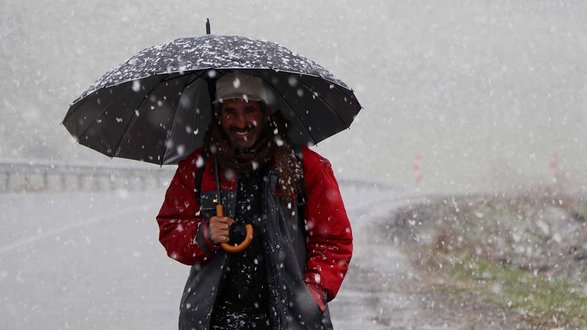 Bahçesaray'a mayıs ayında kar yağdı
