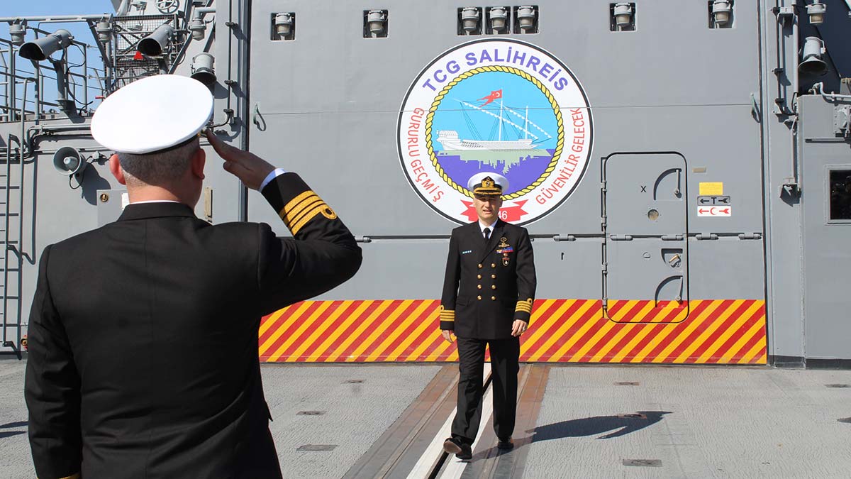 Bahriyeliler bayramı gemide karşıladı