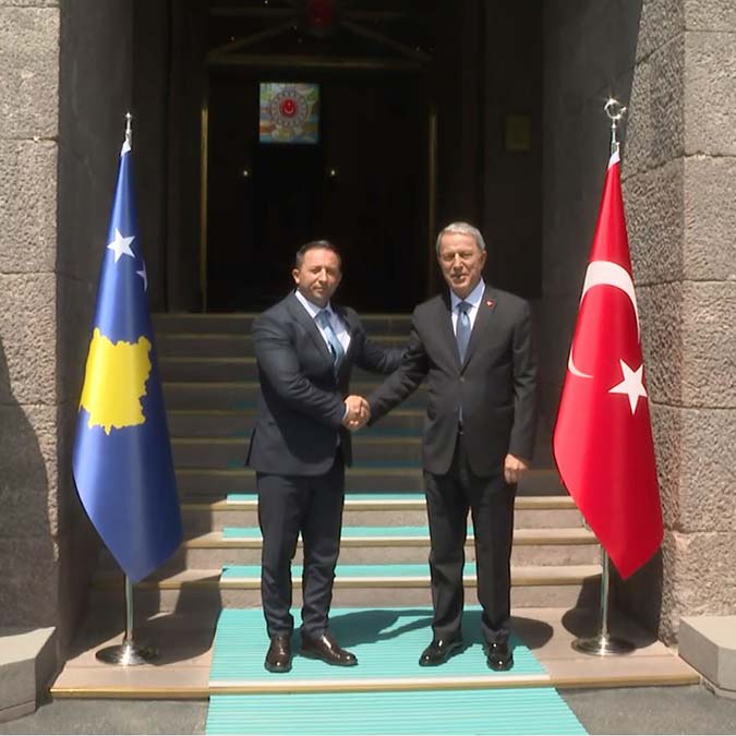 Hulusi Akar Kosovalı mevkidaşı ile görüştü