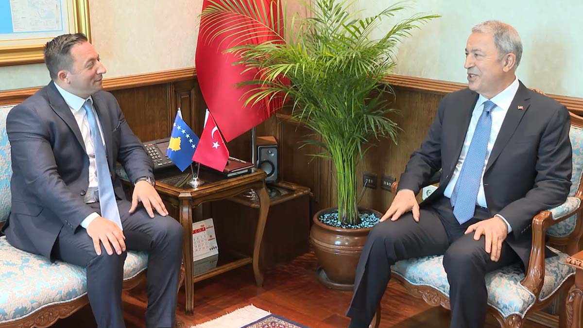 Hulusi Akar Kosovalı mevkidaşı ile görüştü